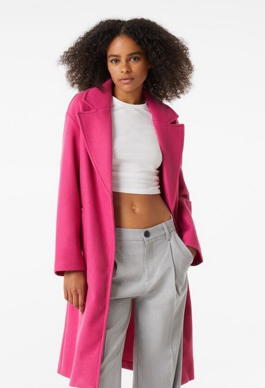 Los abrigos de colores de Bershka que est&aacute;n arrasando en las rebajas