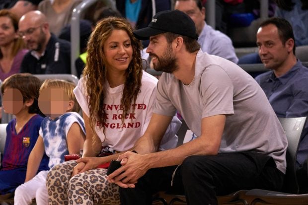Shakira y Piqu&eacute; con sus hijos en un partido / Gtres