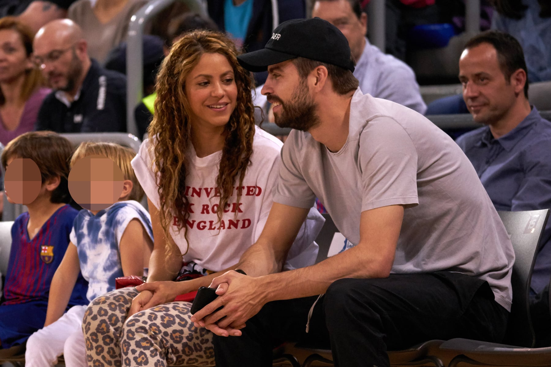 Shakira y Piqu&eacute; con sus hijos en un partido / Gtres