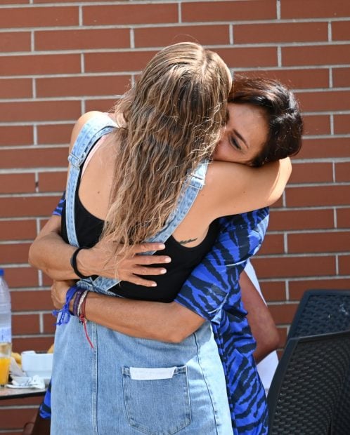 Olga Moreno y Rocío Flores dándose un abrazo / Gtres
