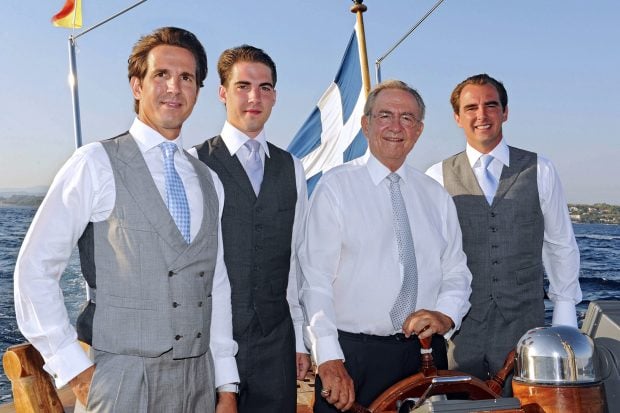 El Rey Constantino con sus tres hijos. / Gtres