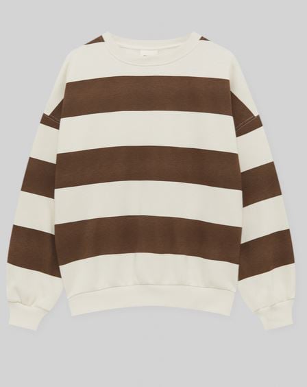 La sudadera que te podr&aacute;s llevar a la oficina la vende Pull&Bear y tan solo cuestan 15 euros