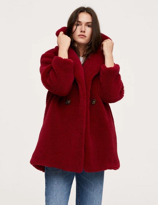 Mango Outlet rebaja el abrigo rojo pasi&oacute;n que est&aacute; triunfando este invierno