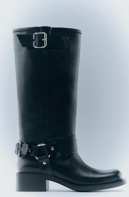 Furor con las botas planas y altas de Zara: ahora con un descuentazo