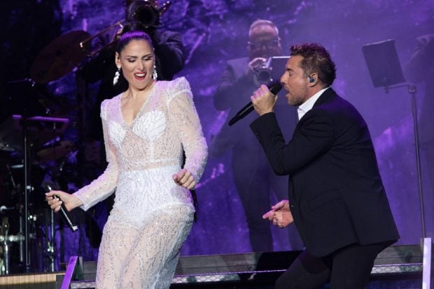 David Bisbal y Rosa L&oacute;pez actuando en Almer&iacute;a / Gtres