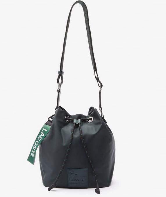 Este es el bolso Lacoste que pega con todo y tiene un descuentazo