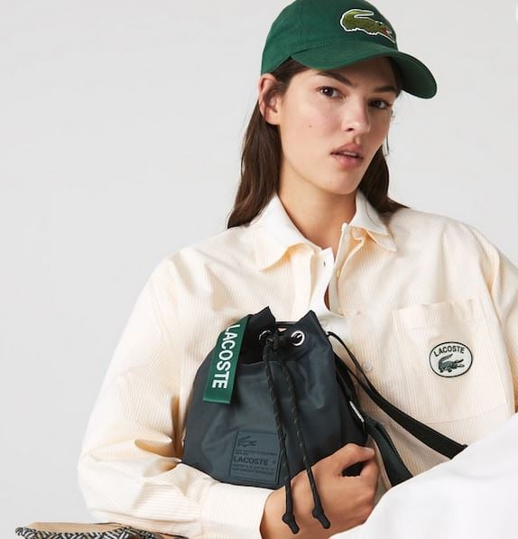 Este es el bolso Lacoste que pega con todo y tiene un descuentazo