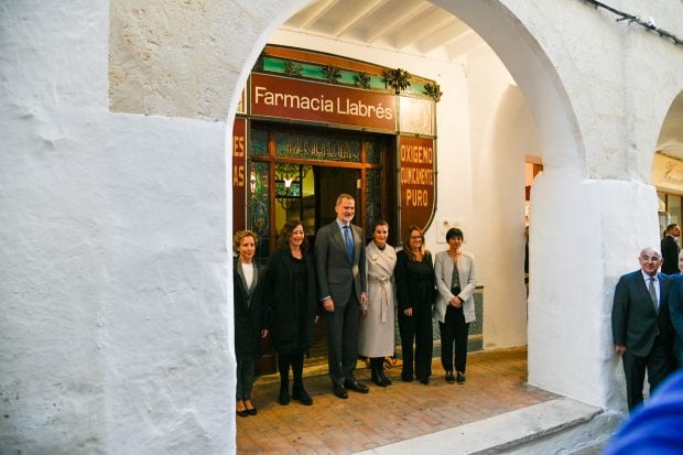 Los Reyes en las inmediaciones de la Farmacia Llabrés. / Gtres