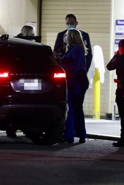 Priscila Presley llegando al hospital para ver a su hija Lisa Marie. / Gtres