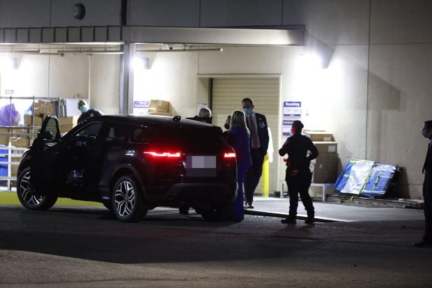 Priscila Presley llegando al hospital para ver a su hija Lisa Marie. / Gtres