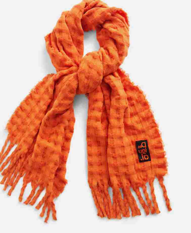 Así es la bufanda naranja de El Corte Inglés que se ha convertido en el producto estrella en las rebajas