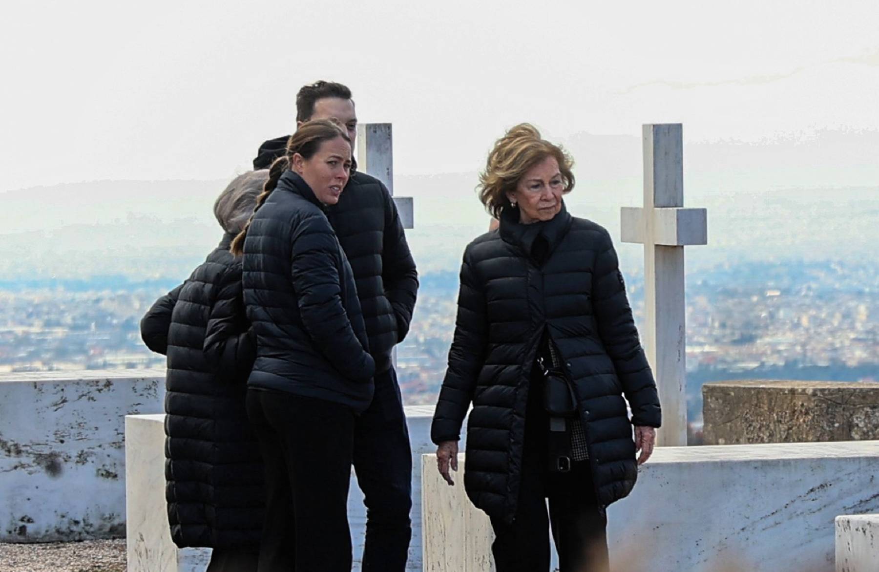 Do&ntilde;a Sof&iacute;a con Nina Flohr en el cementerio de Tatoi / Gtres