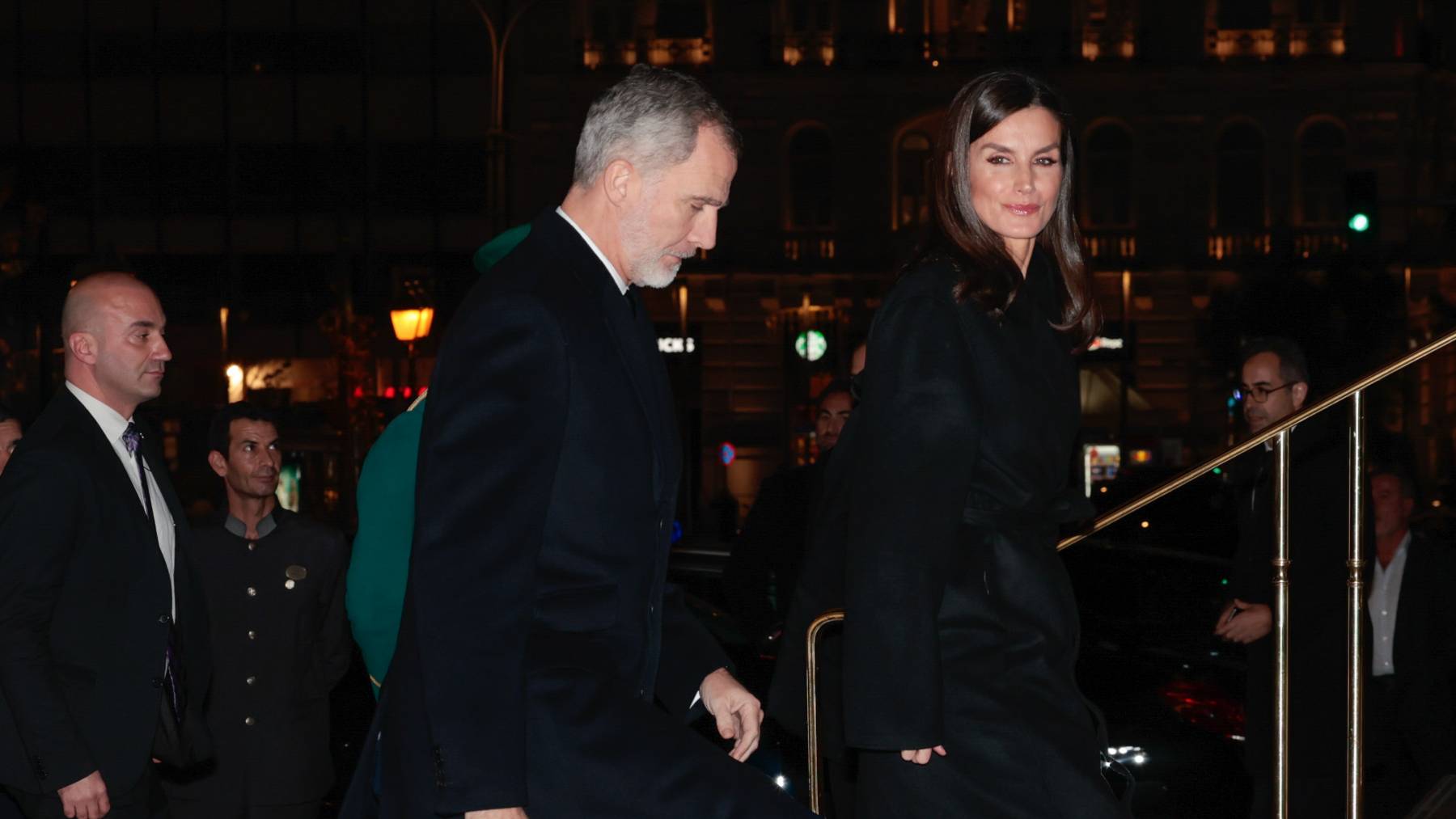 El rey Felipe VI y la reina Letizia llegan a Atenas para el funeral de Constantino de Grecia / Gtres