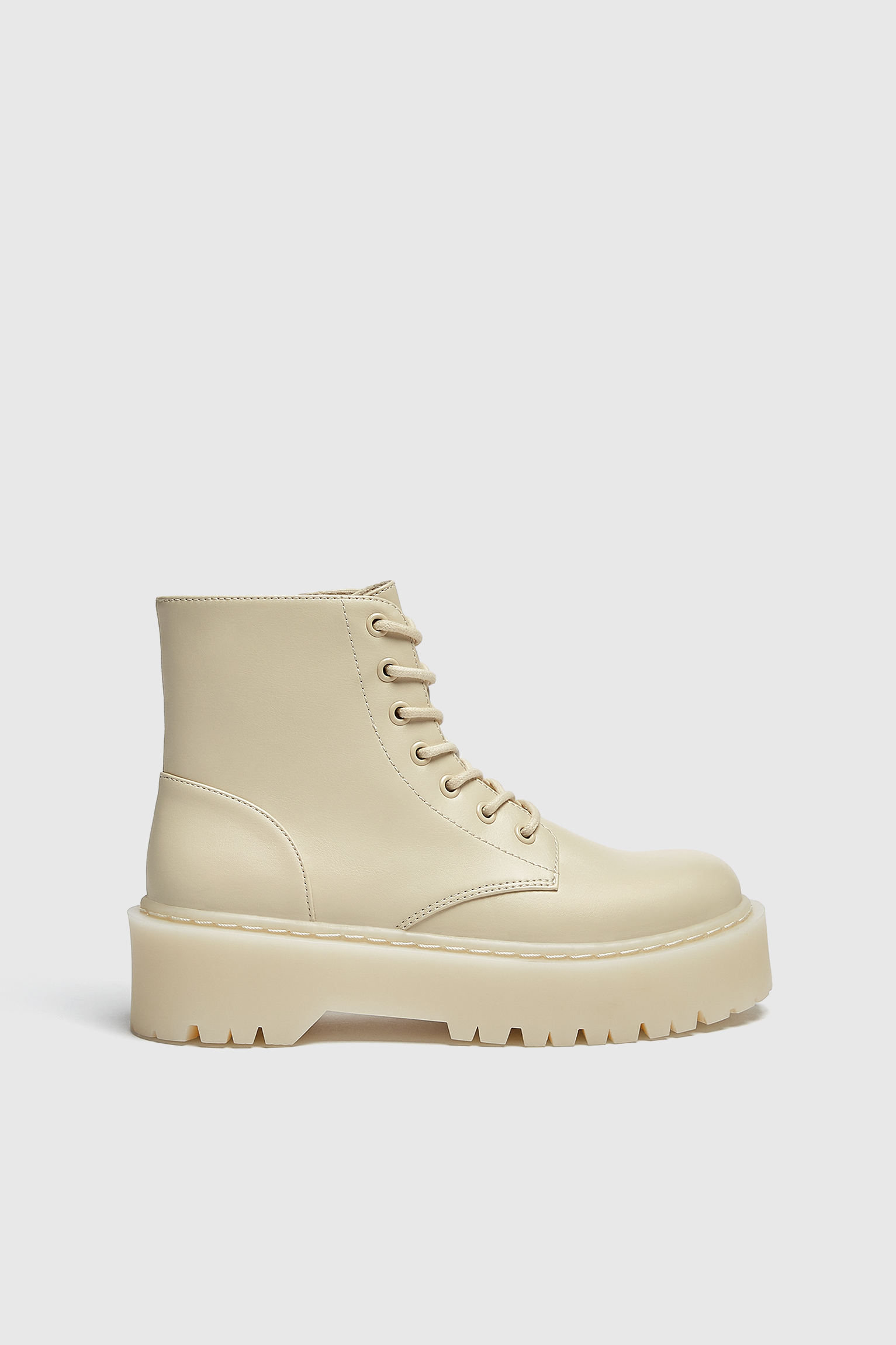Pull&Bear no piensa, act&uacute;a: estas botas blancas las rebaja al m&aacute;ximo y pegan con todo