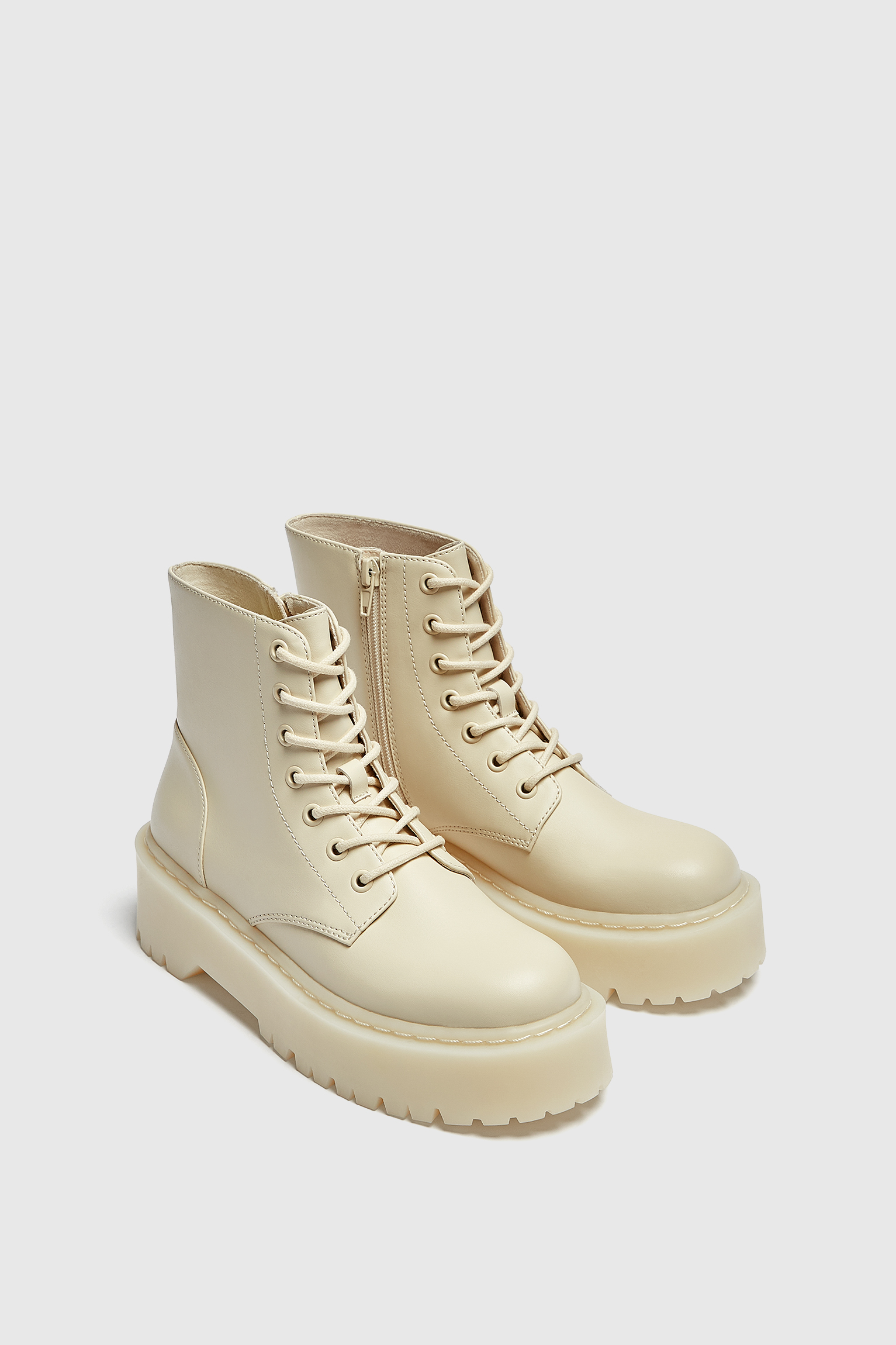 Pull&Bear no piensa, act&uacute;a: estas botas blancas las rebaja al m&aacute;ximo y pegan con todo