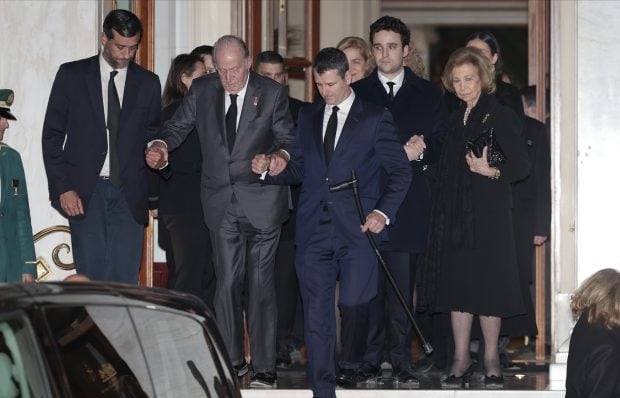 El Rey Juan Carlos march&aacute;ndose de Atenas. / Gtres