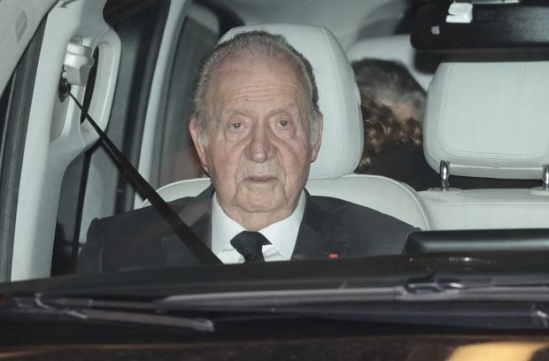 El Rey Juan Carlos march&aacute;ndose de Atenas. / Gtres