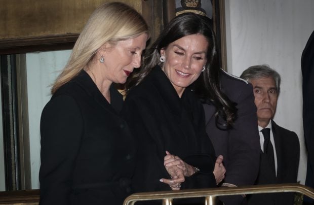 La Reina Letizia junto a Marie Chantal en el funeral de Constantino. / Gtres