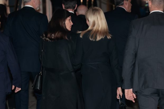 La Reina Letizia junto a Marie Chantal en el funeral de Constantino. / Gtres