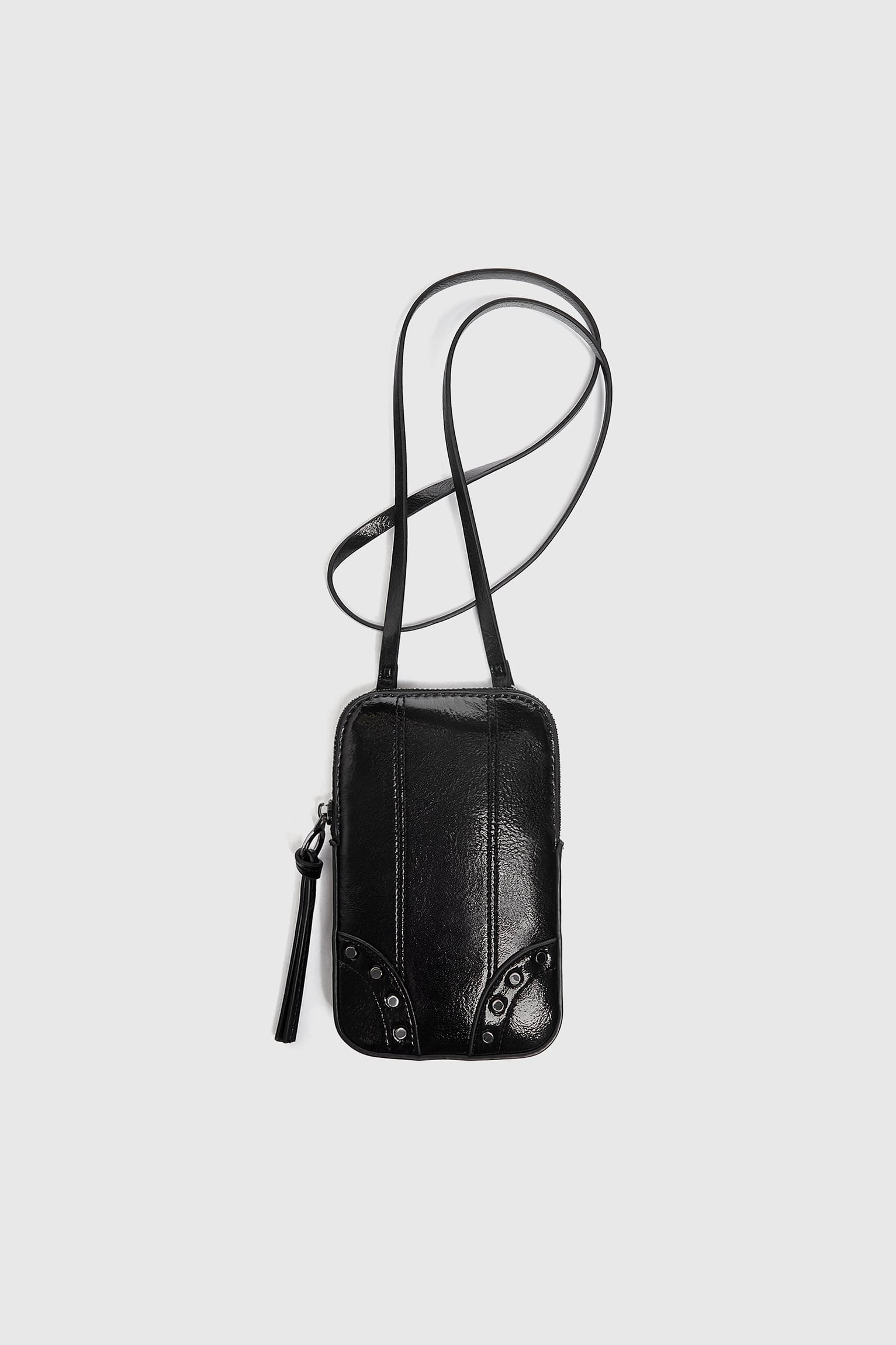 Pull&Bear rebaja al máximo el bolso que podrás llevar de fiesta o para salir a correr