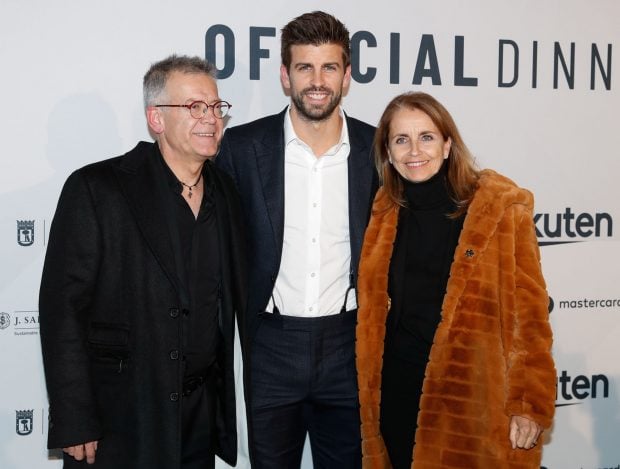 Piqué junto a sus padres en un photocall / Gtres