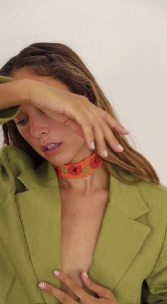 Choker rojo. / Villa Concept