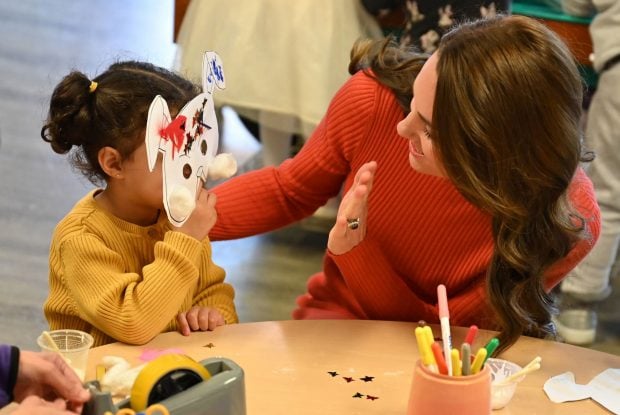 Catalina Middleton jugando con una ni&ntilde;a / Gtres