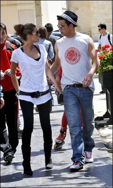 Amaia Salamanca y Mario Casas caminando. / Gtres