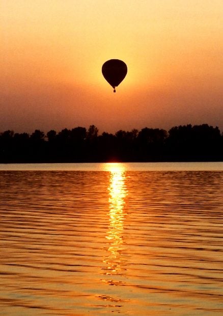 Globo aerost&aacute;tico en el atardecer. / Gtres