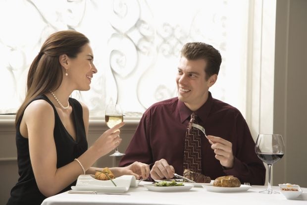 Pareja comiendo en un restaurante y charlando. / Gtres
