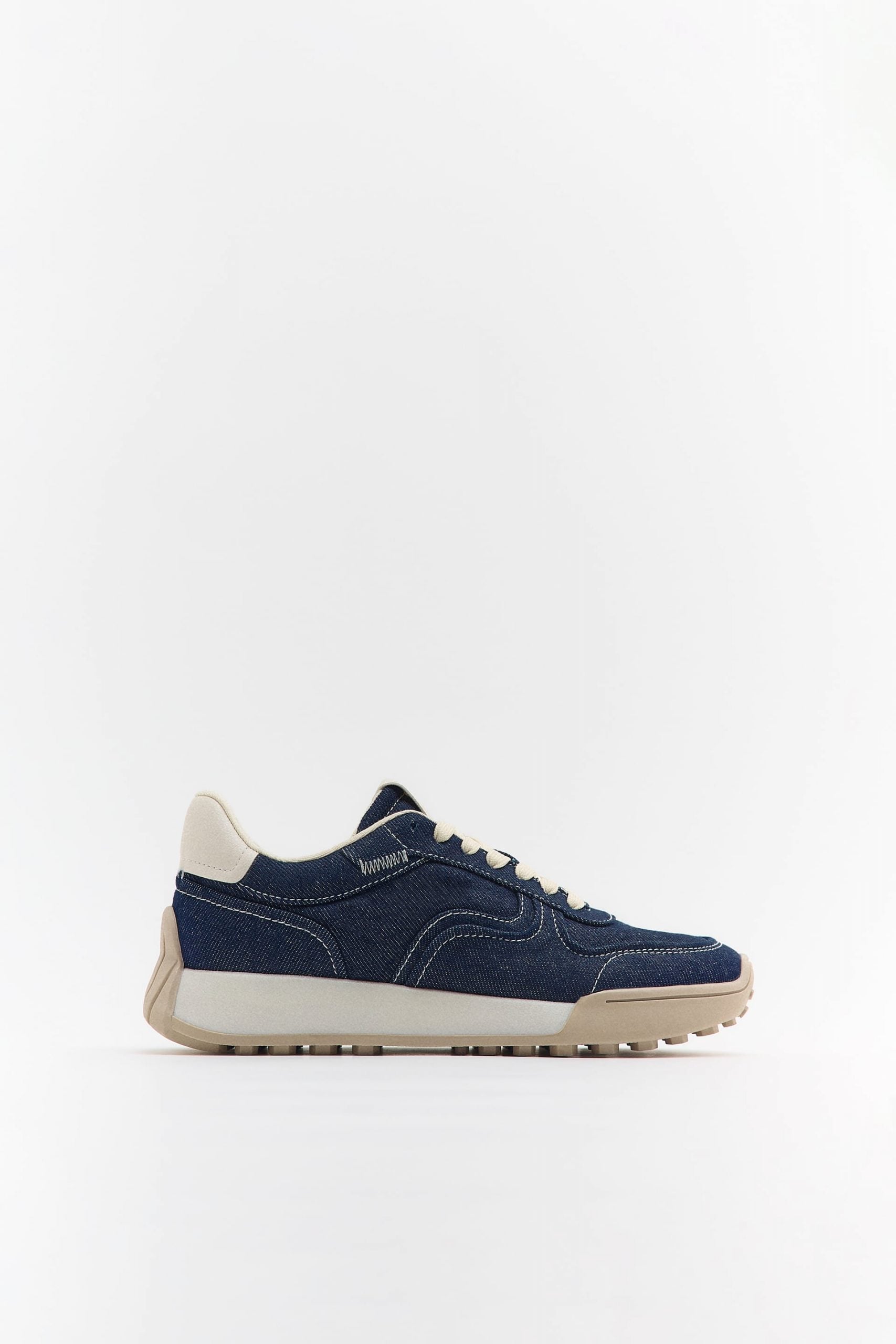 As&iacute; son las zapatillas vaqueras de Zara que lo est&aacute;n petando