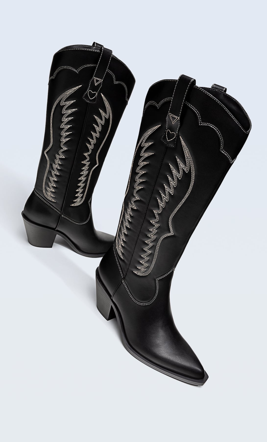 Stradivarius lo peta de nuevo, las botas cowboy que no han durado ni un solo d&iacute;a en tienda