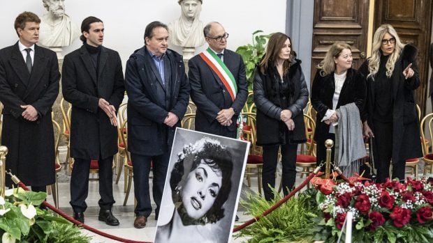 Familiares dan el &uacute;ltimo adi&oacute;s a Gina Lollobrigida en la capilla ardiente / Gtres