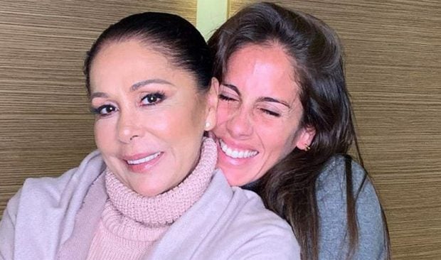 Anabel Pantoja abrazando a su t&iacute;a Isabel / Instagram