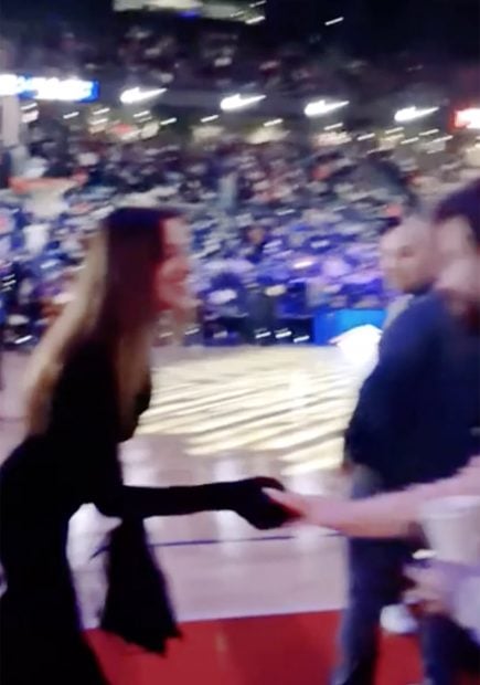 Irina Shayk y Gerard Piqué dándose la mano / Telecinco