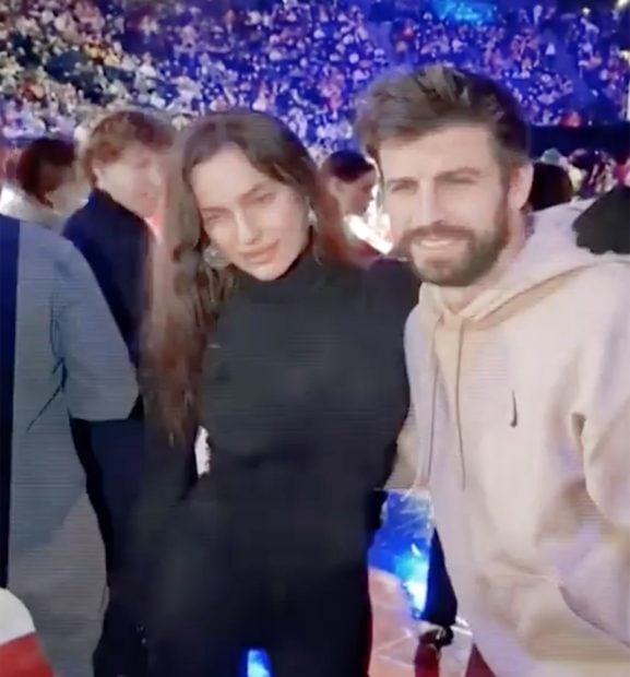 Irina Shayk y Gerard Piqué haciéndose una foto / Telecinco