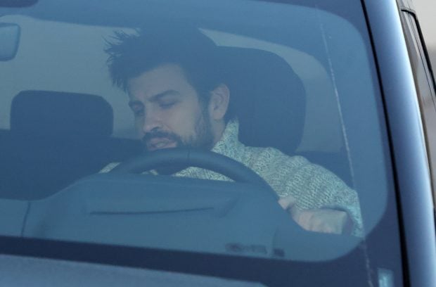 Gerard Piqu&eacute; en su coche, esperando a sus hijos. / Gtres