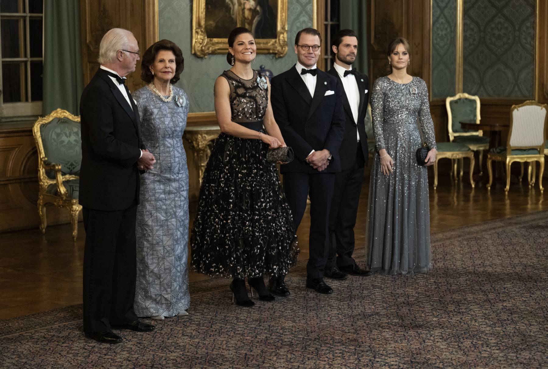 El rey Carlos Gustavo, la reina Silvia, la princesa heredera Victoria, el pr&iacute;ncipe Daniel, el pr&iacute;ncipe Carl Philip y la princesa Sof&iacute;a en la Cena de Suecia en el Palacio Real de Estocolmo / Gtres