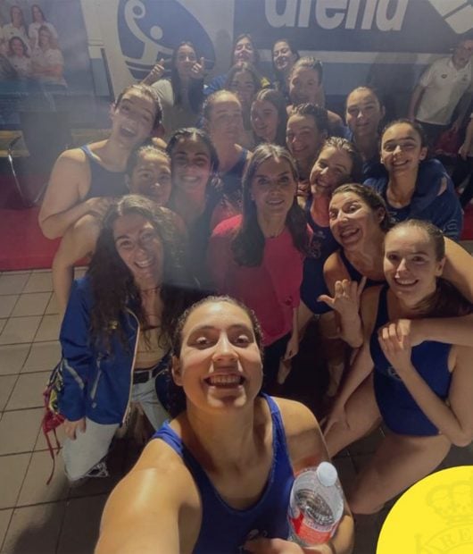 Letizia visitando al club de waterpolo Real Canoe / Instagram