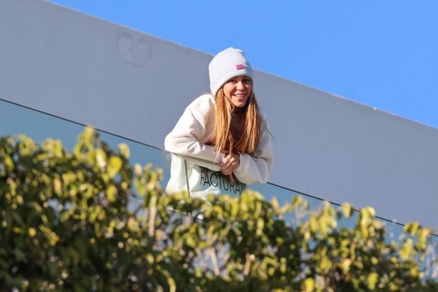 Shakira sale al balc&oacute;n a saludar a sus fans / Gtres