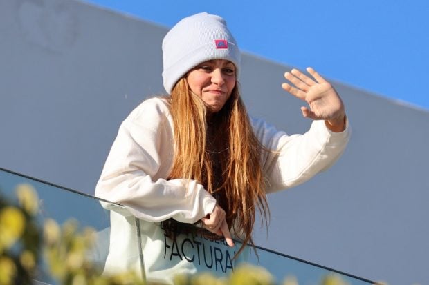 Shakira sale al balc&oacute;n a saludar a sus fans / Gtres