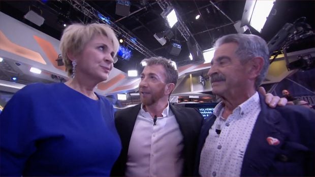 Miguel Ángel Revilla, su esposa Aurora y Pablo Motos en 'El Hormiguero'. / Antena 3