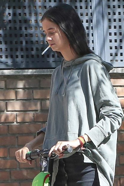 Victoria Federica en un patinete el&eacute;ctrico y fumando en 2018 / Gtres