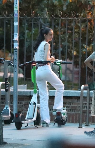 Victoria Federica en un patinete el&eacute;ctrico en 2022 / Gtres