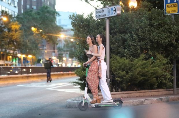 Victoria Federica en un patinete el&eacute;ctrico en 2022 / Gtres
