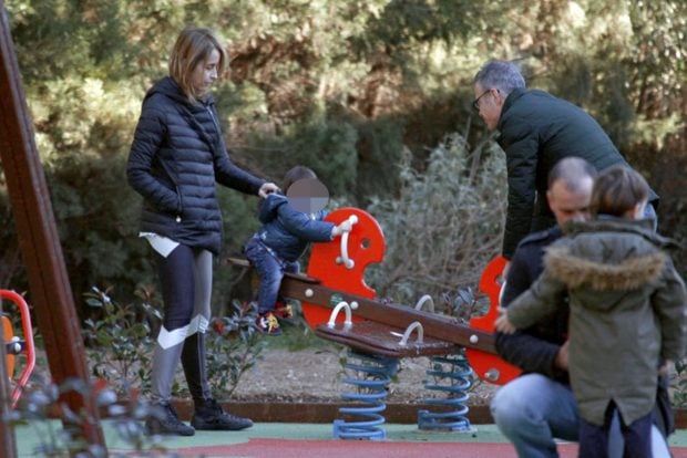 Montserrat Bernabeu, Joan Piqu&eacute; y sus nietos en el parque / Gtres