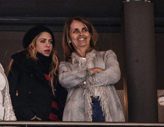 Montserrat Bernabeu y Shakira viendo un partido de f&uacute;tbol / Gtres