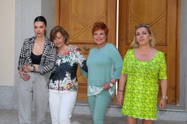 Alejandra Rubio, Mar&iacute;a Teresa Campos, Terelu Campos y Carmen Borrego posando / Gtres