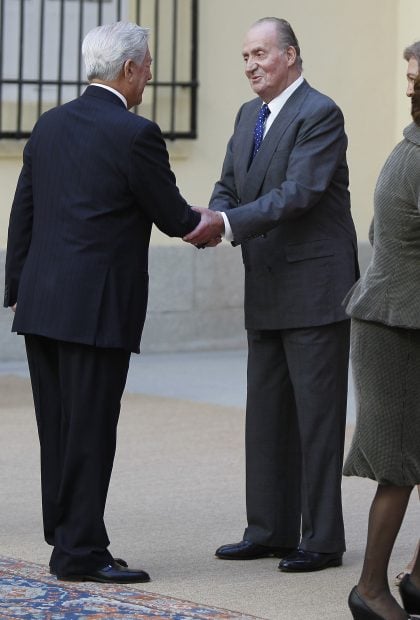 Juan Carlos I y Mario Vargas Llosa salud&aacute;ndose. / Gtres