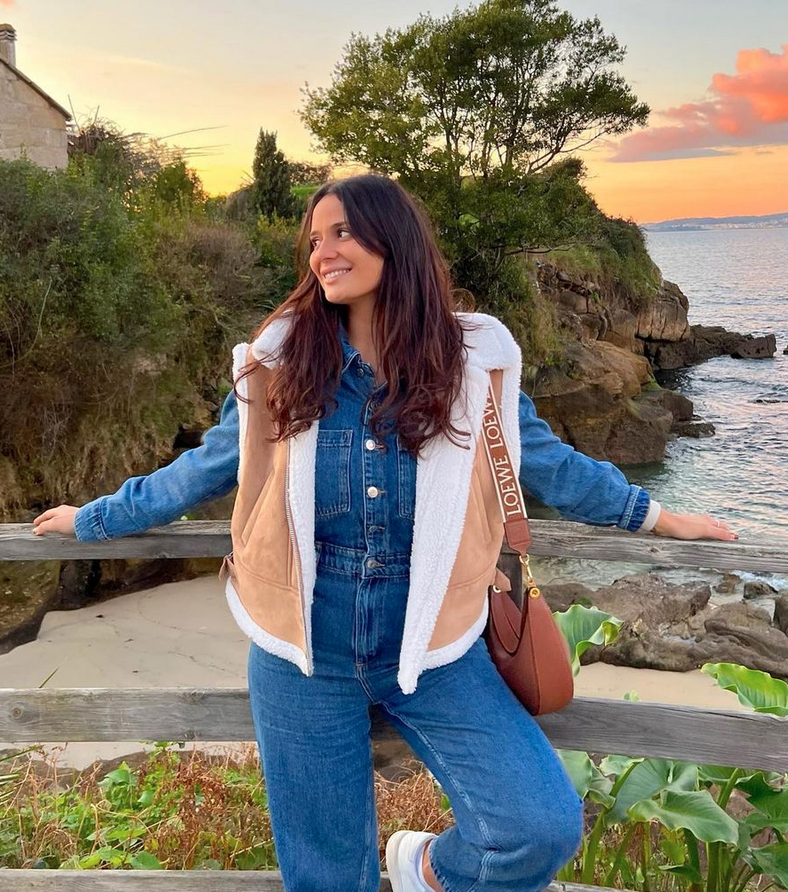 Lara, de La Isla de Las Tentaciones, revoluciona sus redes con el peto vaquero de Mango